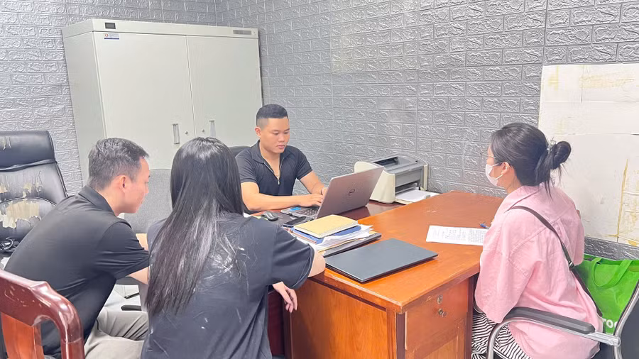 Cơ quan chức năng làm việc với các bị can.