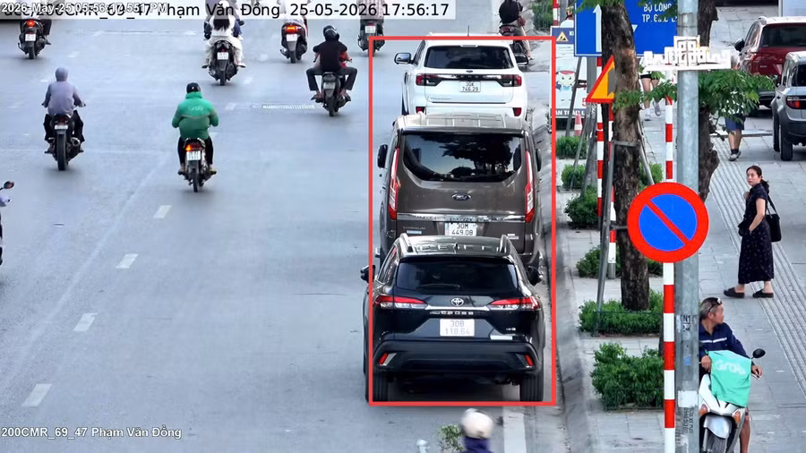 Trước số nhà 49 Phạm Văn Đồng, phường Phú Diễn, tài xế đỗ xe ô tô tại nơi có biển “Cấm đỗ xe”.
