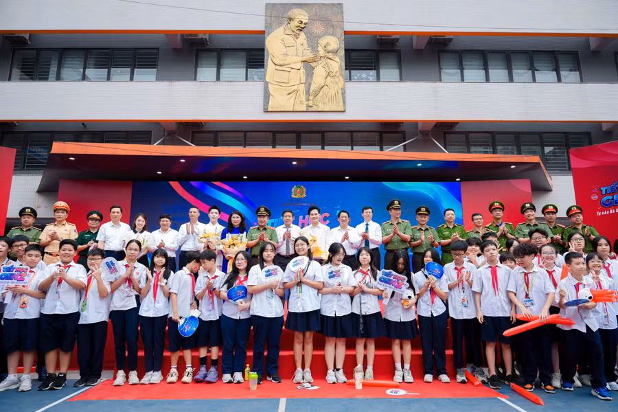 Đại biểu chụp ảnh cùng giáo viên học sinh Trường THCS Trần Duy Hưng. 
