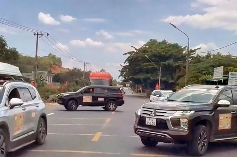 2 chiếc xe ngang nhiên đậu so le trên cả 2 chiều, chặn đường để đoàn xe doanh nhân băng qua Quốc lộ 20 (Ảnh CACC).