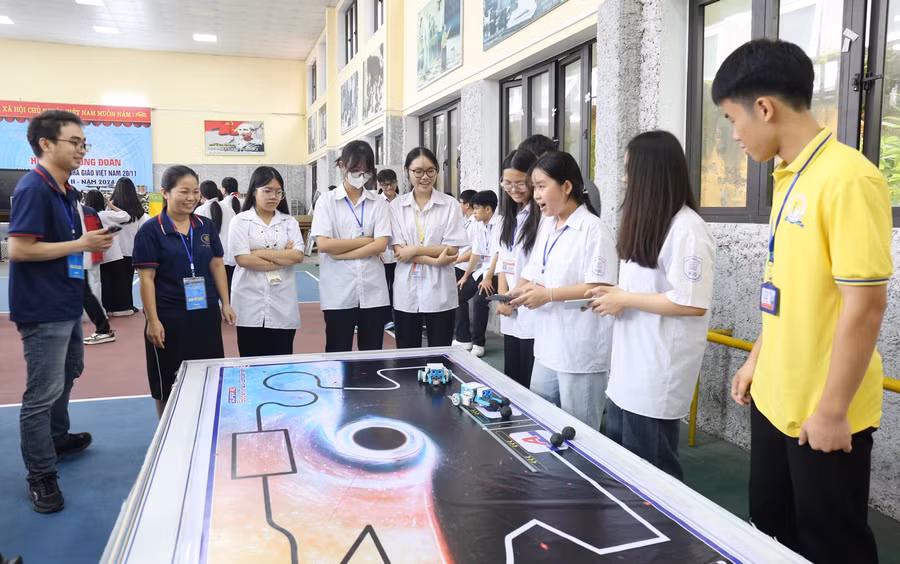 Học sinh hào hứng tham gia trải nghiệm vận hành robot (ảnh minh họa).