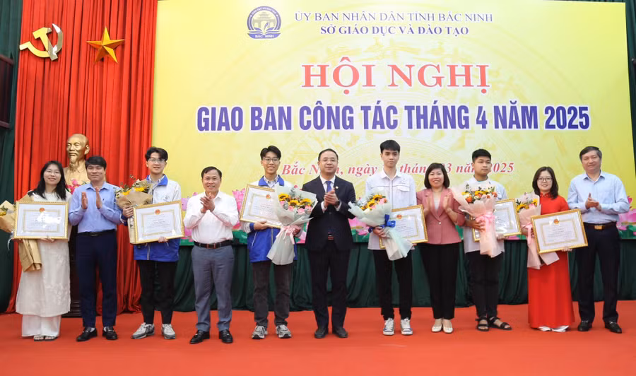 Giám đốc Sở GD&ĐT Bắc Ninh (thứ 6 từ phải sang) cùng lãnh đạo Sở chúc mừng các giáo viên, học sinh xuất sắc.