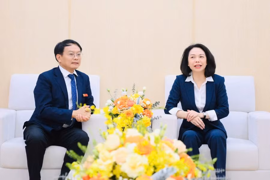 Phó Chủ tịch UBND thành phố Hà Nội Vũ Thu Hà làm việc với Nhà trường.