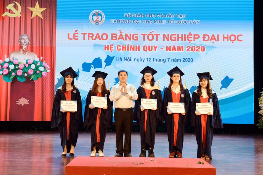 Trường ĐH Kinh tế Quốc dân: 1.299 cử nhân nhận bằng tốt nghiệp ảnh 1