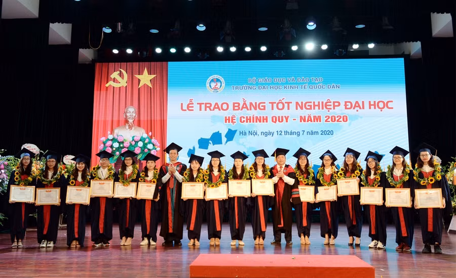 Trường ĐH Kinh tế Quốc dân: 1.299 cử nhân nhận bằng tốt nghiệp 