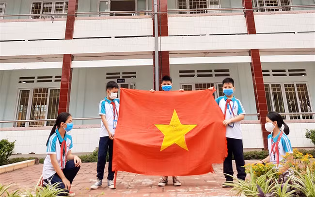Thái Nguyên: Thầy trò được chiến sĩ ngoài đảo gửi thư, tặng cờ Tổ quốc