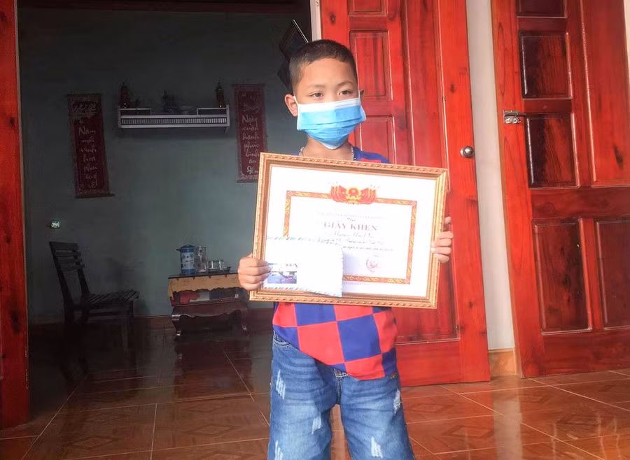 Giám đốc Sở GD&ĐT Nghệ An tặng giấy khen cho học sinh lớp 3 cứu 2 bạn thoát đuối nước