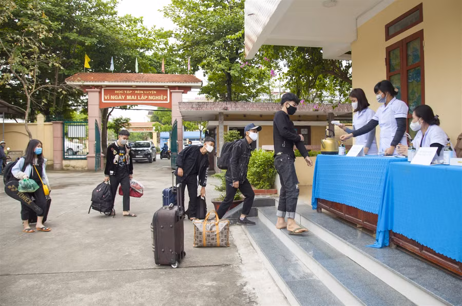 Học sinh dân tộc nội trú hồ hởi quay trở lại trường sớm ảnh 1