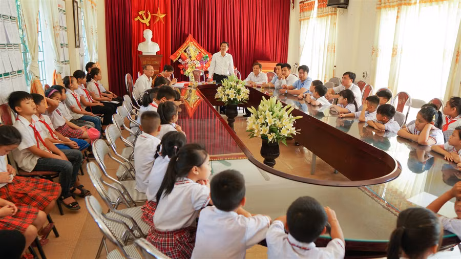 Giám đốc Sở GD&ĐT Nghệ An trao 50 suất học bổng cho học sinh vùng khó ảnh 2