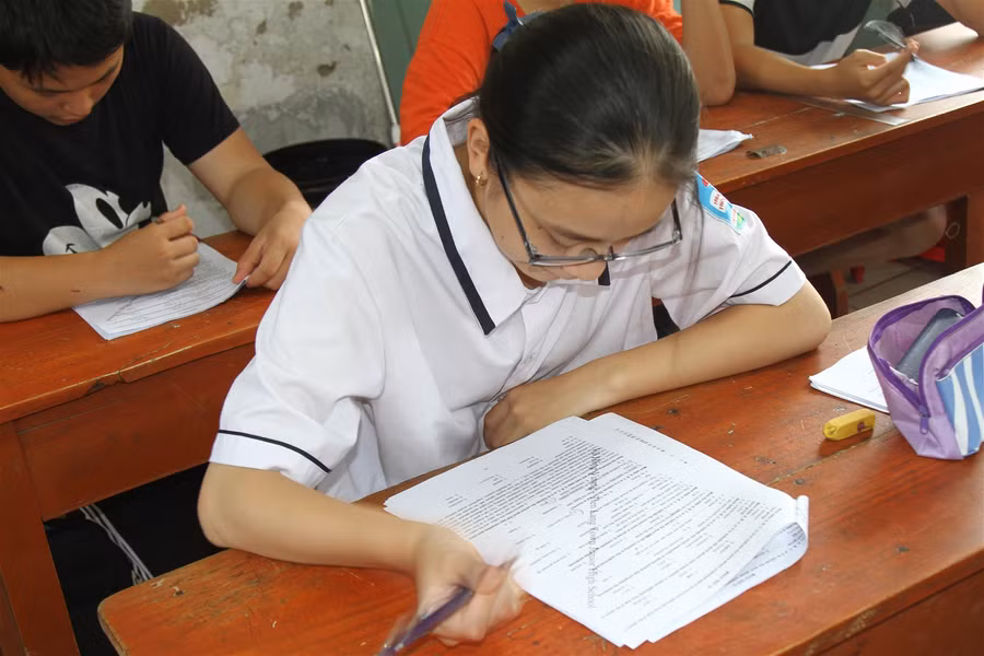 Học sinh Hải Phòng miệt mài ôn luyện thi vào 10 giữa tiết trời nóng bức ảnh 2