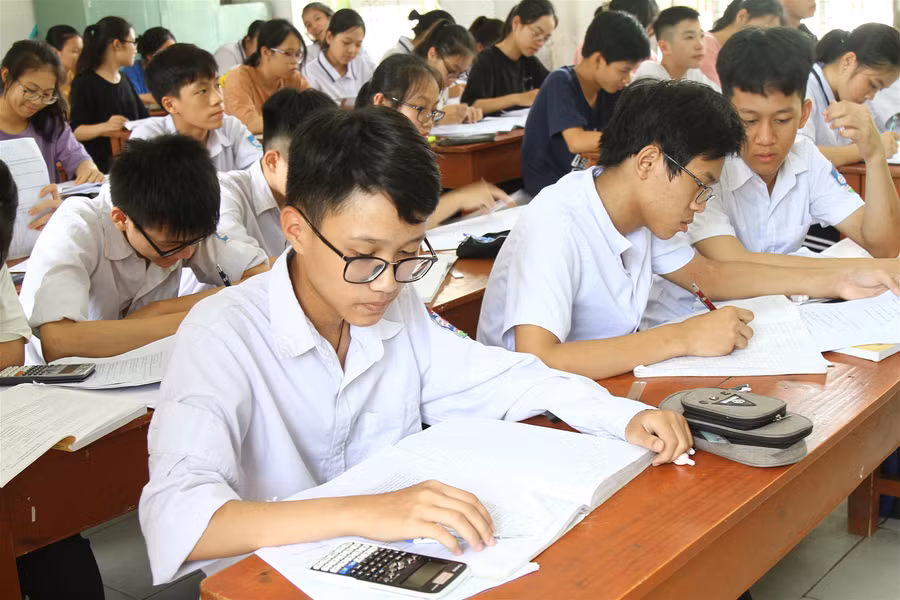 Học sinh Hải Phòng miệt mài ôn luyện thi vào 10 giữa tiết trời nóng bức ảnh 1