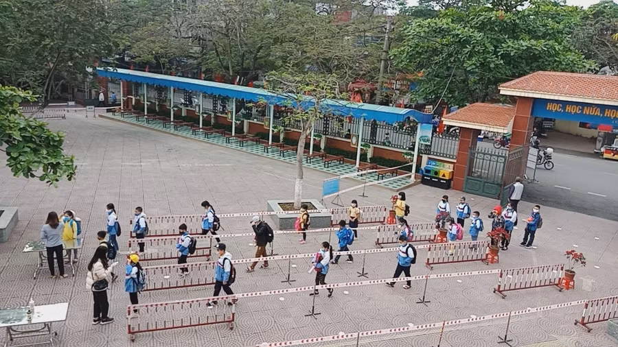 Hải Phòng: Ngày đầu toàn học sinh đi học, tách lớp phân ca đảm bảo giãn cách ảnh 1