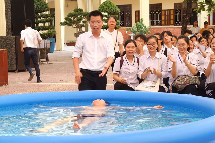 Cán bộ, giáo viên thành phố biển được tập huấn phòng chống đuối nước ảnh 1