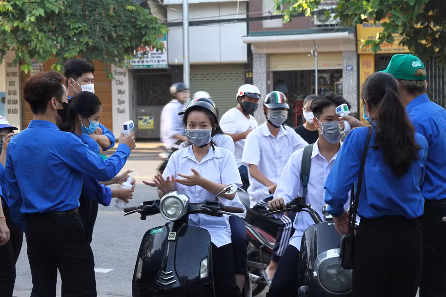 Một kỳ thi nghiêm túc và ấm tình người