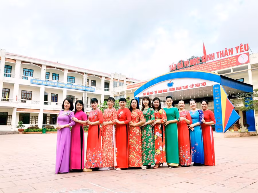 Nữ cán bộ, giáo viên thành phố Hoa phượng đỏ đua sắc trong “Duyên dáng áo dài" ảnh 1