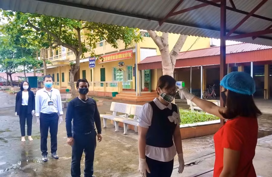 Yên Bái: Hình ảnh buổi học đầu tiên sau kỳ nghỉ chống dịch Covid-19 ảnh 8