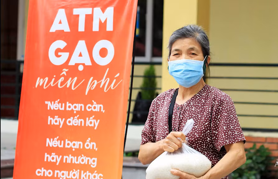 Người nước ngoài ca ngợi Việt Nam chiến thắng dịch Covid-19 bằng video thu hút hàng chục vạn người xem. ảnh 1