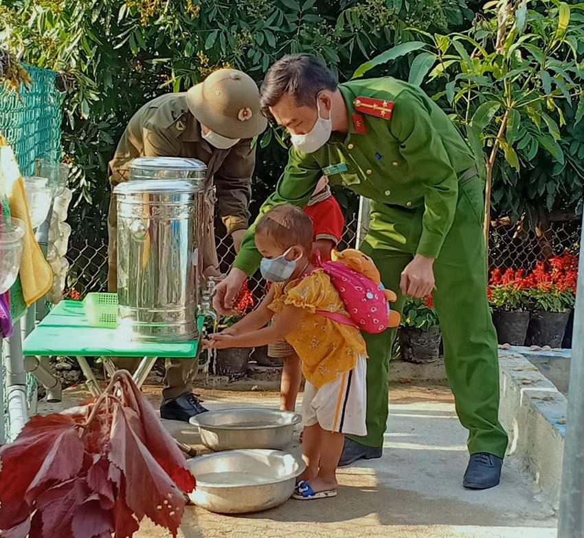 Ấm áp hình ảnh bộ đội biên phòng đón trẻ mầm non đến trường ảnh 6
