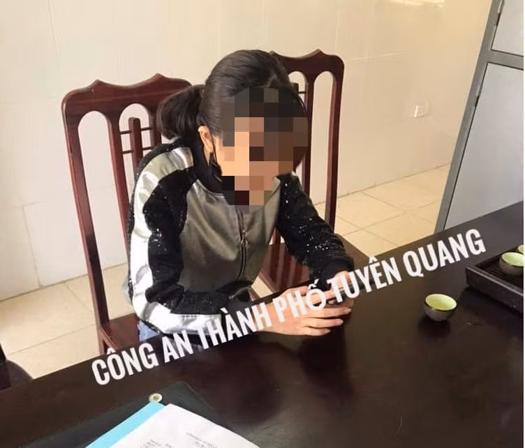 Nữ sinh lái xe máy bằng chân bị lập biên bản vi phạm hành chính ảnh 1