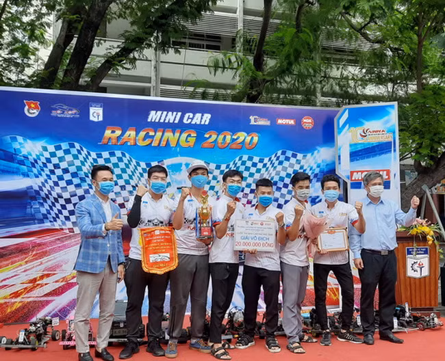 Kịch tính cuộc thi “Mini Car Racing 2020”