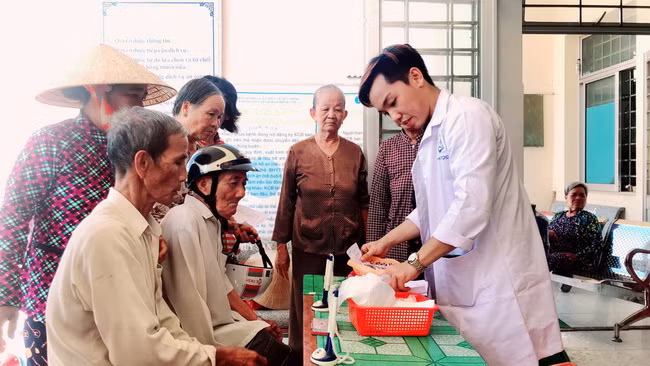 Đoàn bác sĩ trẻ tình nguyện khám và phát quà cho 600 người dân Bến Tre ảnh 3