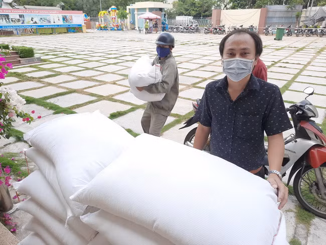 TP.HCM thêm “ATM gạo” tự động giúp người dân khó khăn mùa dịch Covid-19 ảnh 10