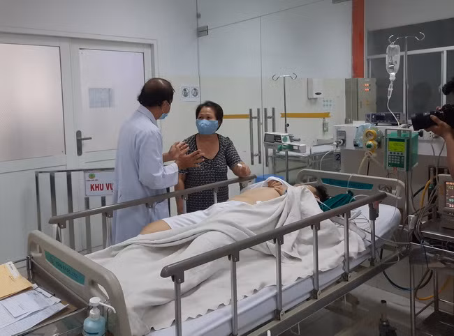 Phẫu thuật thành công 2 học sinh chấn thương nặng do cây phượng đè ảnh 2