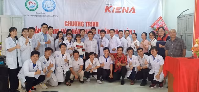 Đoàn bác sĩ trẻ tình nguyện khám và phát quà cho 600 người dân Bến Tre ảnh 1