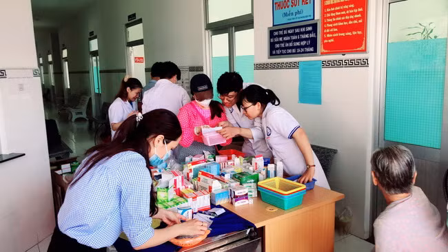 Đoàn bác sĩ trẻ tình nguyện khám và phát quà cho 600 người dân Bến Tre ảnh 7