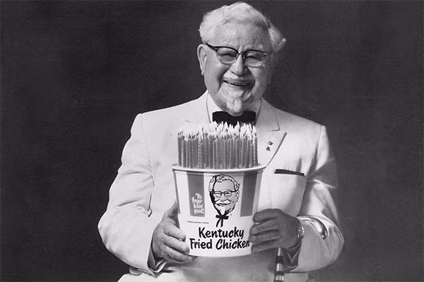  Từng định tự tử vì nghèo, ông chủ KFC thành tỷ phú khi 88 tuổi 