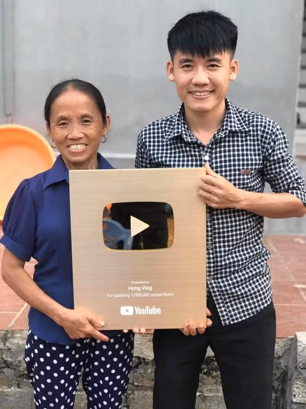 Choáng trước thu nhập tiền tỷ của con trai cả bà Tân Vlog ảnh 1
