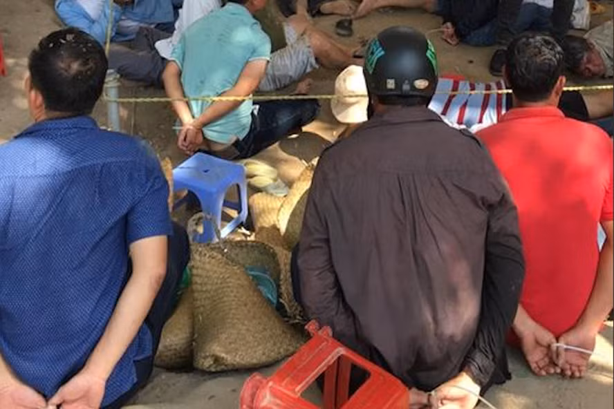 Công an Đồng Nai bao vây, bắt giữ 130 đối tượng đánh bạc trong vườn điều