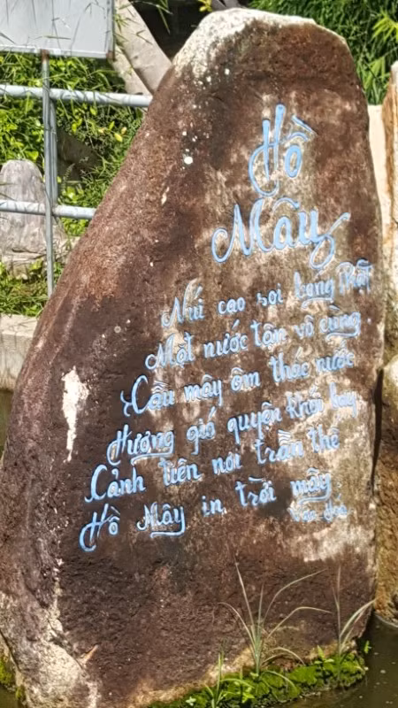 Người giáo viên, cựu binh in thơ lên đá ảnh 1