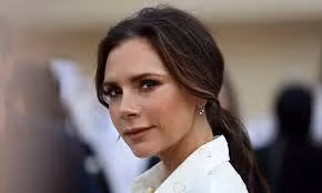 Victoria Beckham trang điểm màu nude xinh đẹp, trẻ trung ở tuổi 46
