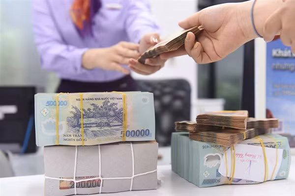 Lãi suất ngân hàng huy động chạm đáy: Đầu tư tiền nhàn rỗi vào đâu?