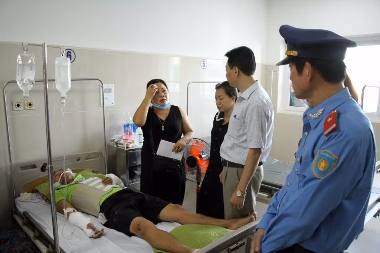 Xót xa nỗi đau tiễn biệt những cán bộ, giáo viên trong vụ tai nạn thảm khốc ở Quảng Bình ảnh 1