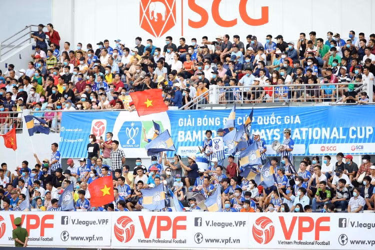 CĐV Bà Rịa - Vũng Tàu ở khán đài B trong trận đội hạng nhất Bà Rịa - Vũng Tàu bất ngờ đánh bại đại diện V-League là Sài Gòn FC.