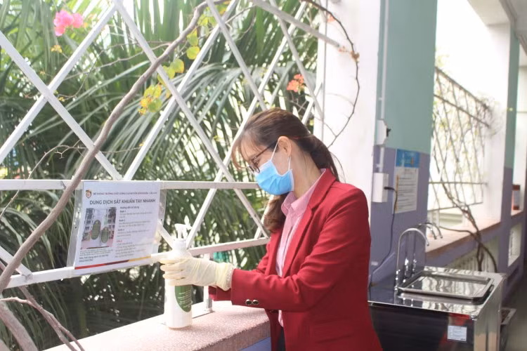 Hà Nội: Buộc đeo khẩu trang, đo thân nhiệt khi tham gia giao thông