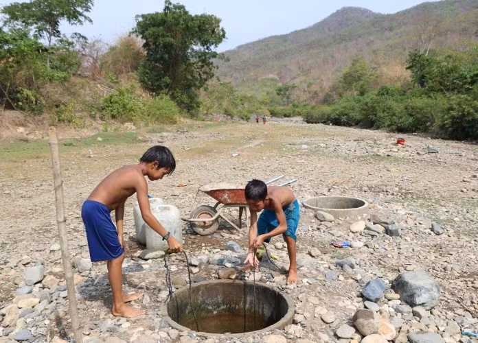 Ninh Thuận: Người dân vùng cao đào giếng giữa suối tìm nước uống ảnh 1