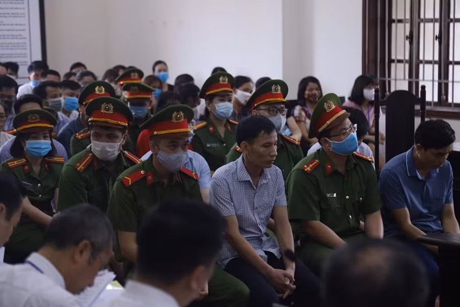 Xét xử vụ gian lận điểm thi tại Hòa Bình: Đề nghị mức án đối với các bị cáo