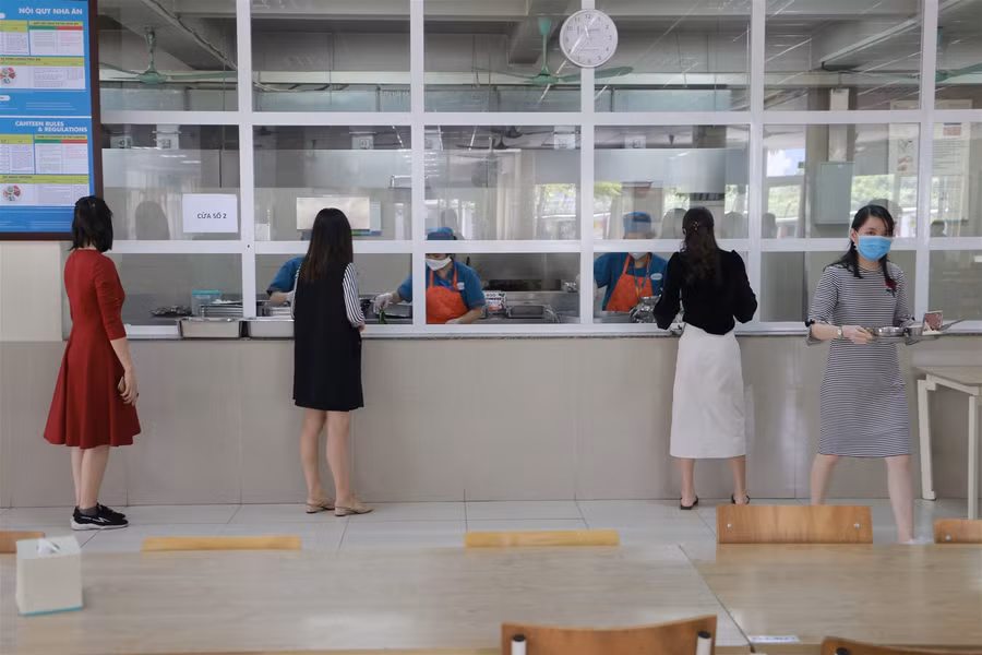 "Giãn cách" từ lớp học đến nhà ăn trong trường song ngữ liên cấp tại Thủ đô ảnh 2