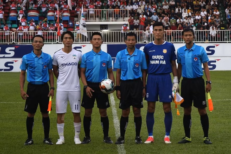 Báo động chất lượng trọng tài V.League 2020