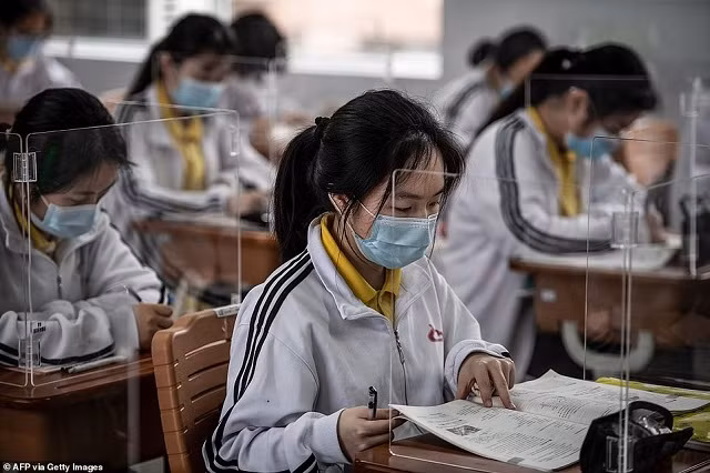 Hình ảnh HS ở tâm dịch Vũ Hán quay lại trường học ảnh 3