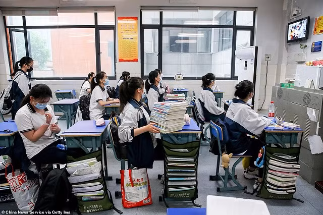 Hình ảnh HS ở tâm dịch Vũ Hán quay lại trường học ảnh 8