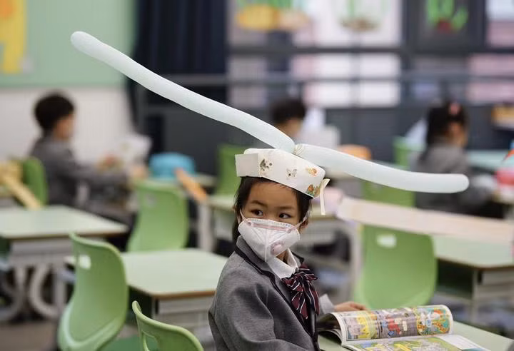 Hình ảnh HS Trung Quốc đội “mũ giãn cách” trong lớp học ảnh 4