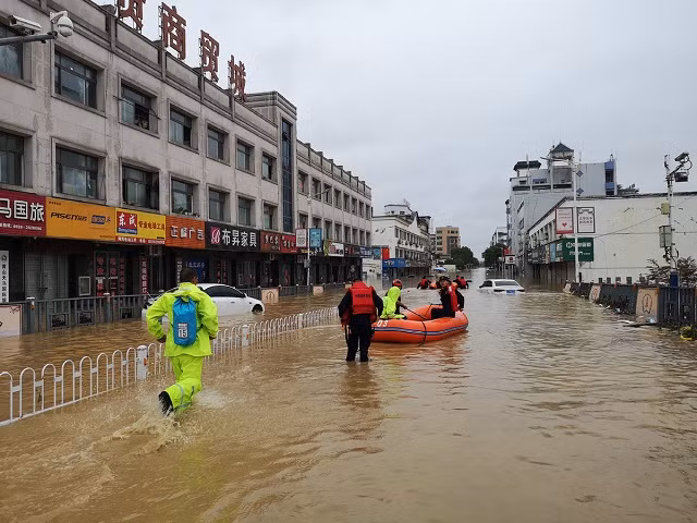 Trung Quốc: Hàng ngàn thí sinh phải hoãn thi ĐH do mưa lũ ảnh 1