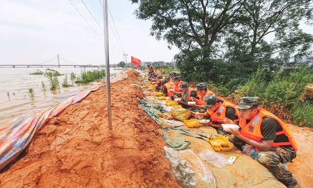 Mưa lũ uy hiếp, hàng nghìn binh sĩ ăn ngủ sát bờ đê ứng trực ảnh 1
