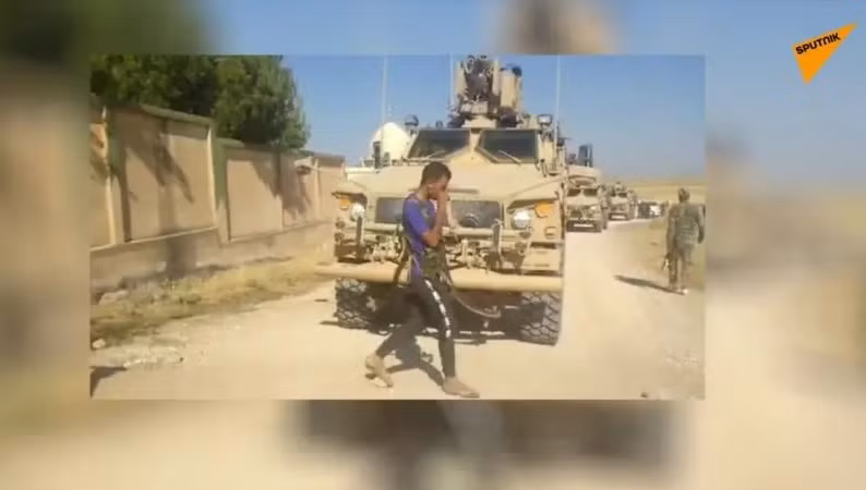 Hình ảnh đoàn xe tuần tra của Mỹ bị chặn ở đông bắc Syria