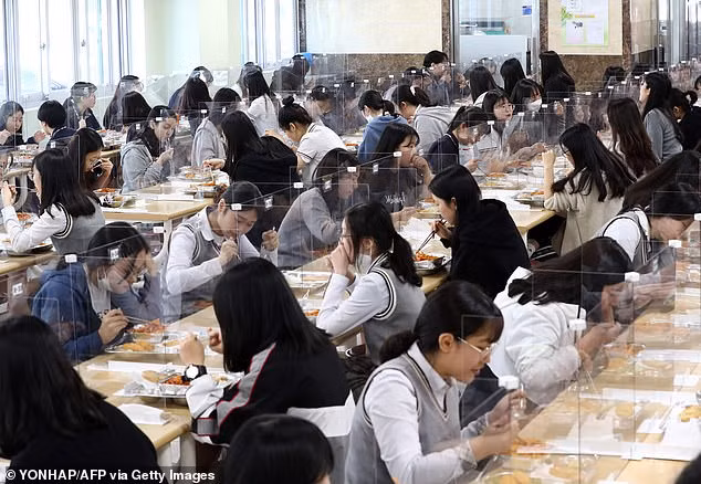 Chùm ảnh: Hàng trăm ngàn HS Hàn Quốc quay lại lớp học ảnh 6