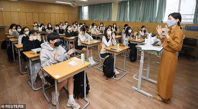 Chùm ảnh: Hàng trăm ngàn HS Hàn Quốc quay lại lớp học ảnh 5